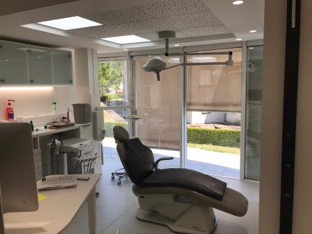 Notre cabinet dentaire est équipé de 5 fauteuils. Un bloc opératoire équipé de sa propre salle de stérilisation et exclusivement à l'implantologie dentaire. Un fauteuil est dédié à l'hygiène dentaire (détartrage prophylactique, éducation dentaire)