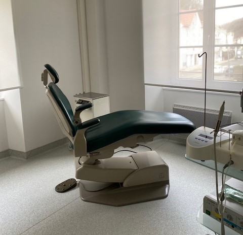 Un bloc opératoire équipé de sa propre salle de stérilisation est totalement dédié à l'implantologie dentaire.